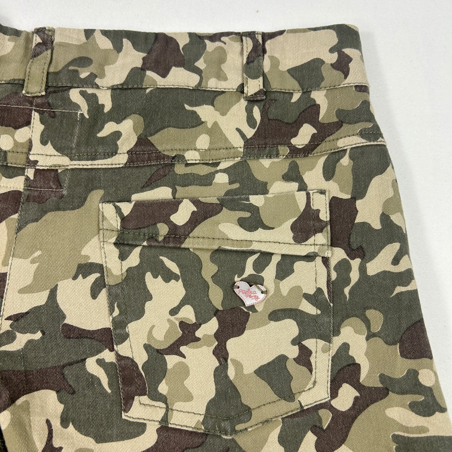 Vintage low rise Camo Cargo Shorts - Size S