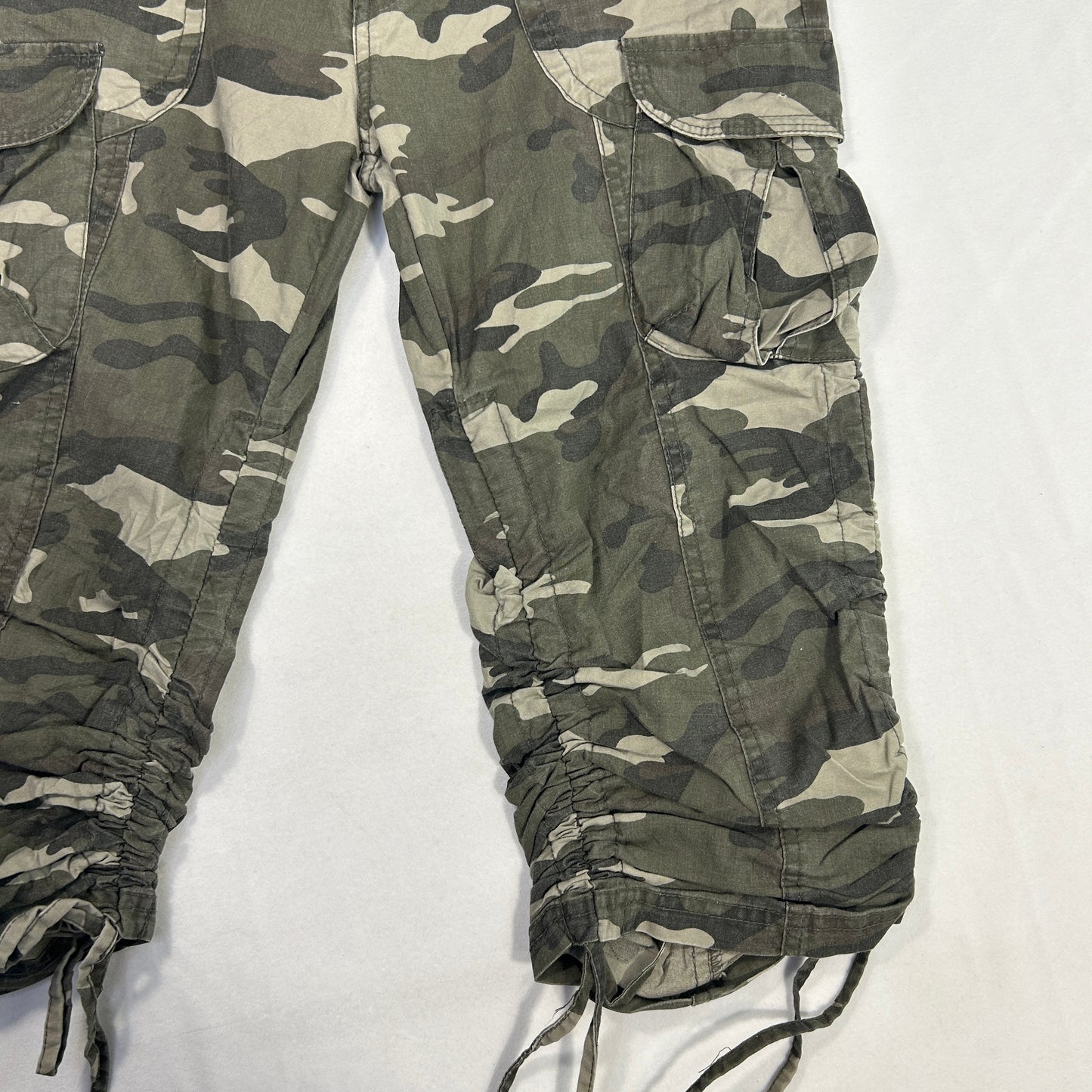Camo 3/4 Capri Pants - Size M