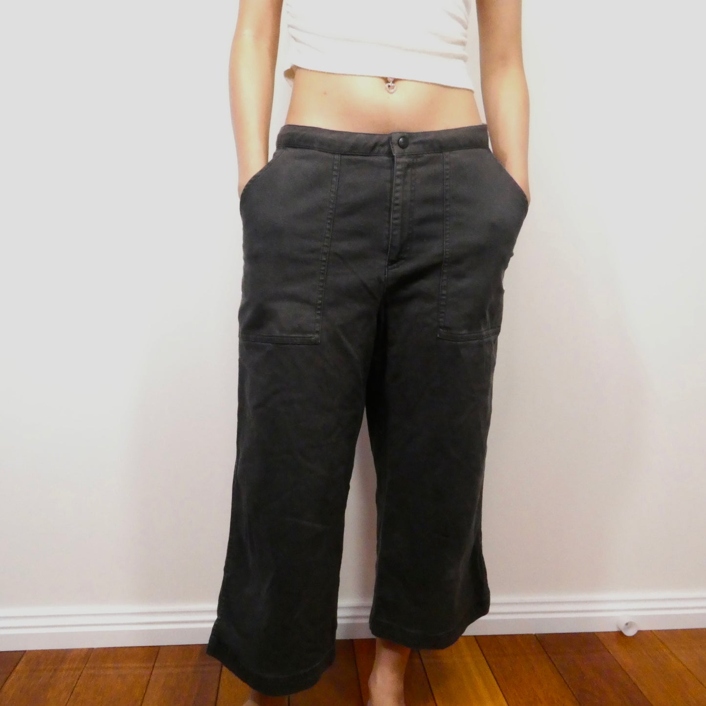 Black Nike 3/4 Capri Pants - Size M
